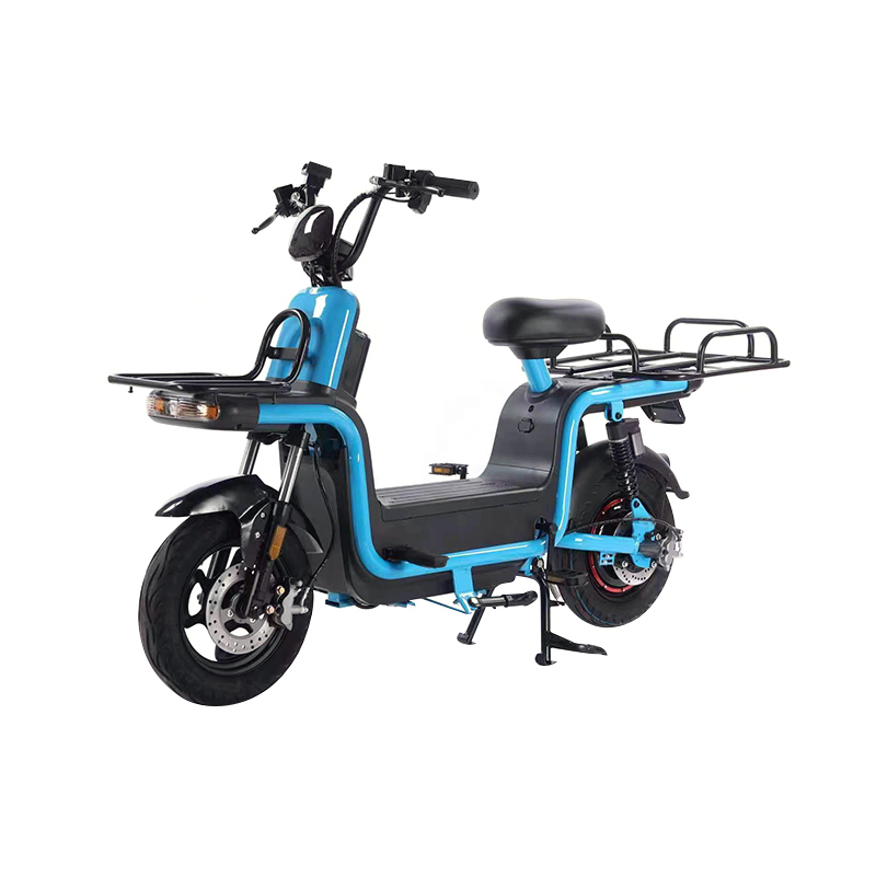 Wie sind die Gewichtsverteilung und der Schwerpunkt dieses Elektromotorrads im Vergleich zu gleichwertigen ICE-Motorrädern?
